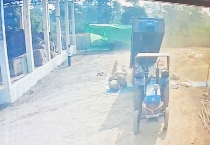 धान बेचने सोसाइटी पहुंचा किसान  करंट से बुरी तरह जख्मी