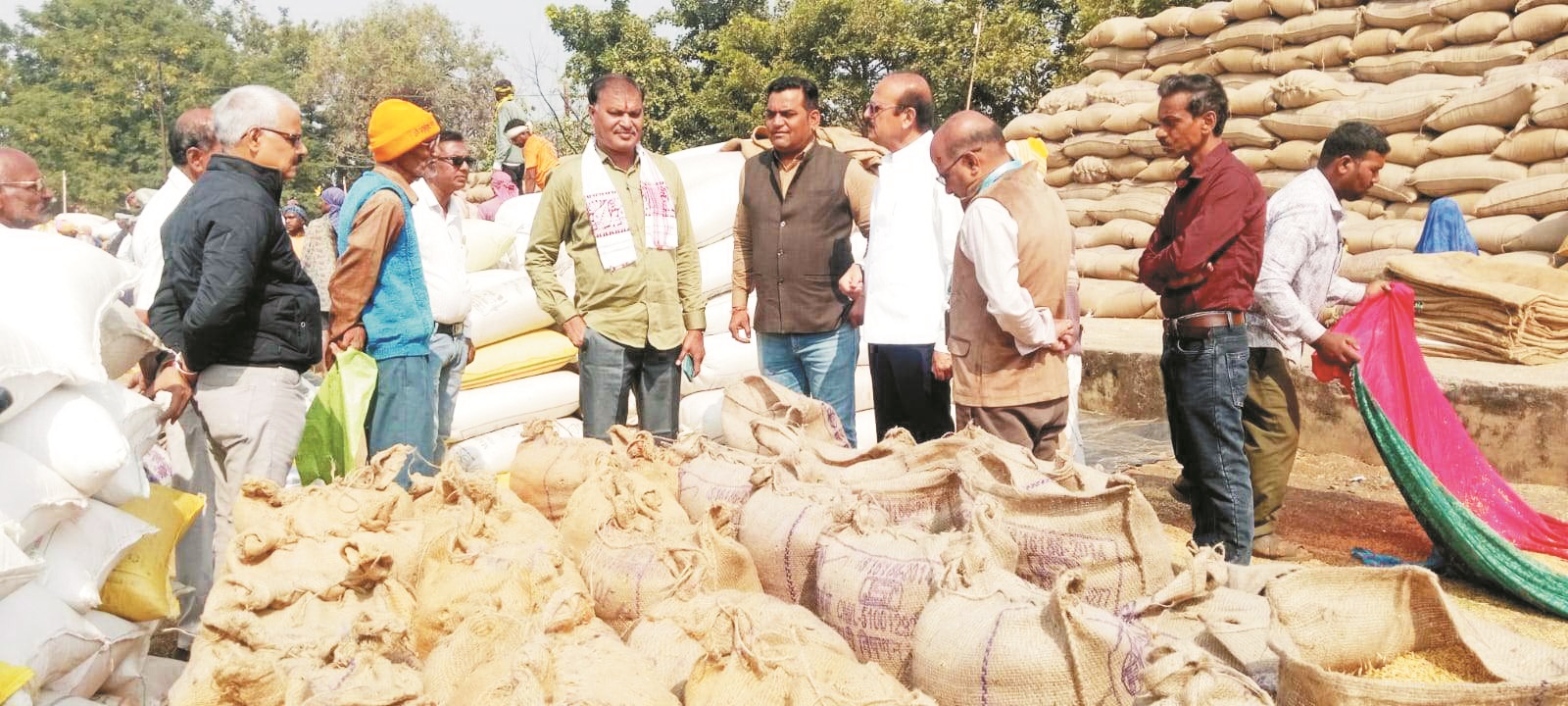 मोहारा धान खरीदी केंद्र का महापौर ने किया निरीक्षण