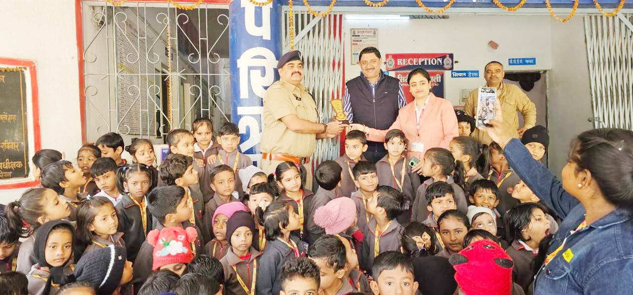 स्कूल के विद्यार्थियों ने किया पुलिस थाना का भ्रमण