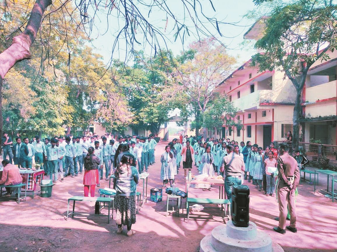 स्कूल में पुलिस ने चलाया जागरूकता अभियान