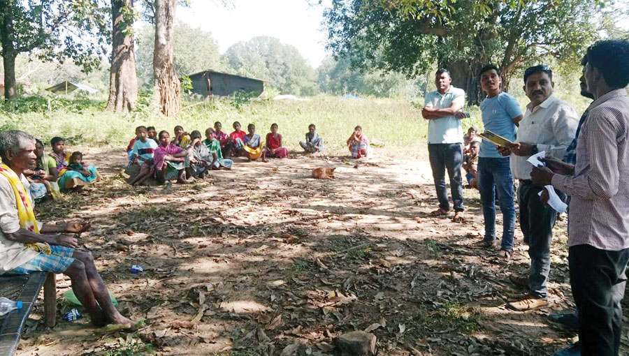 गमपुर पहुंचे अफसर, दुर्गम रास्तों को पार कर तय किया सफर