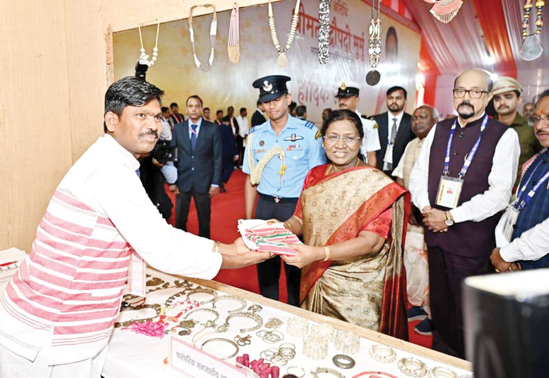 कलिंदर राम ने राष्ट्रपति को पैरी और गमछा किया भेंट