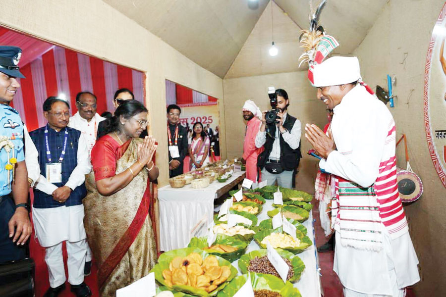 राष्ट्रपति ने जनजातीय समाज प्रमुखों और स्वतंत्रता सेनानियों के परिवार से की मुलाकात