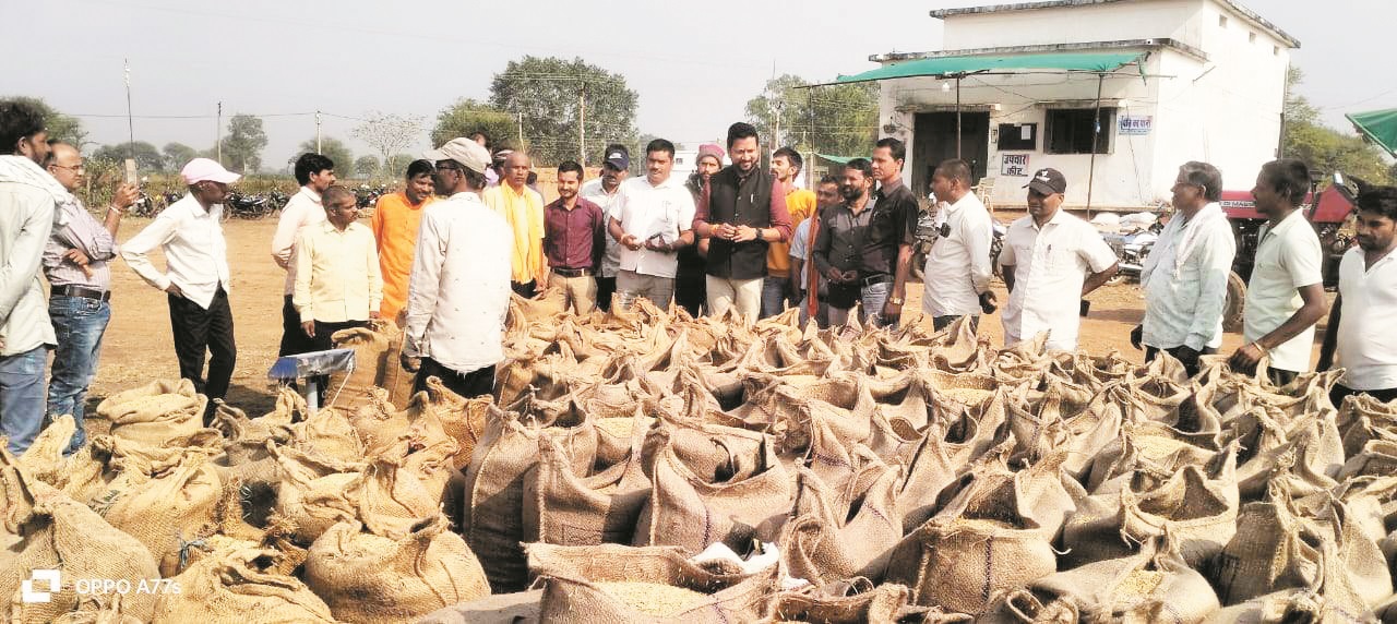 जिपं उपाध्यक्ष ने उपज बेचने आए किसानों से की सीधी बात