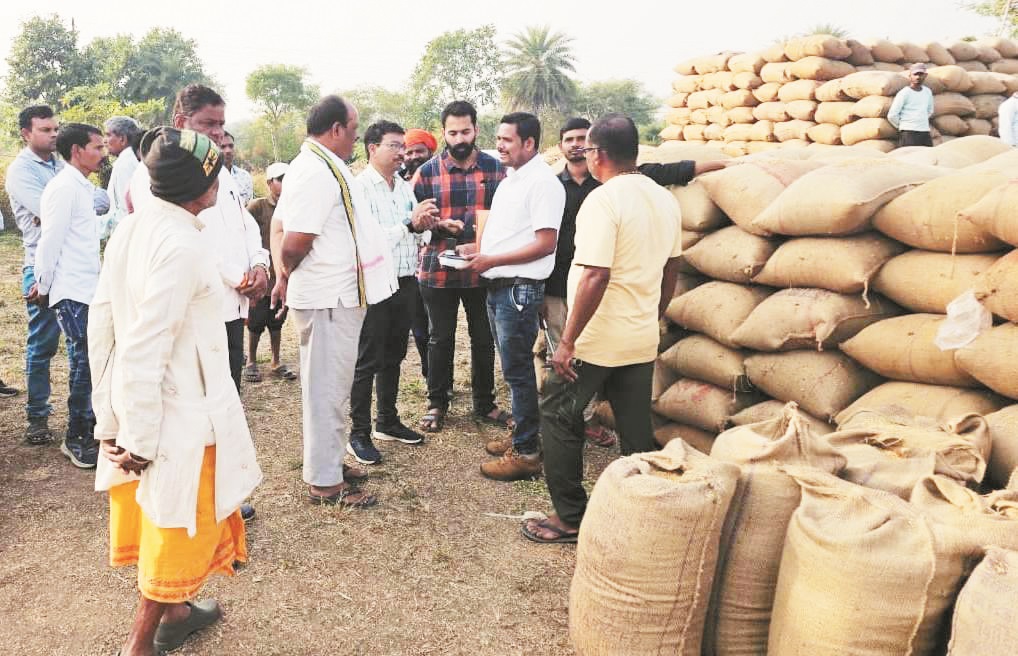 कोचियों-बिचौलियों से साढ़े 25 लाख के 820 क्विंटल धान जब्त