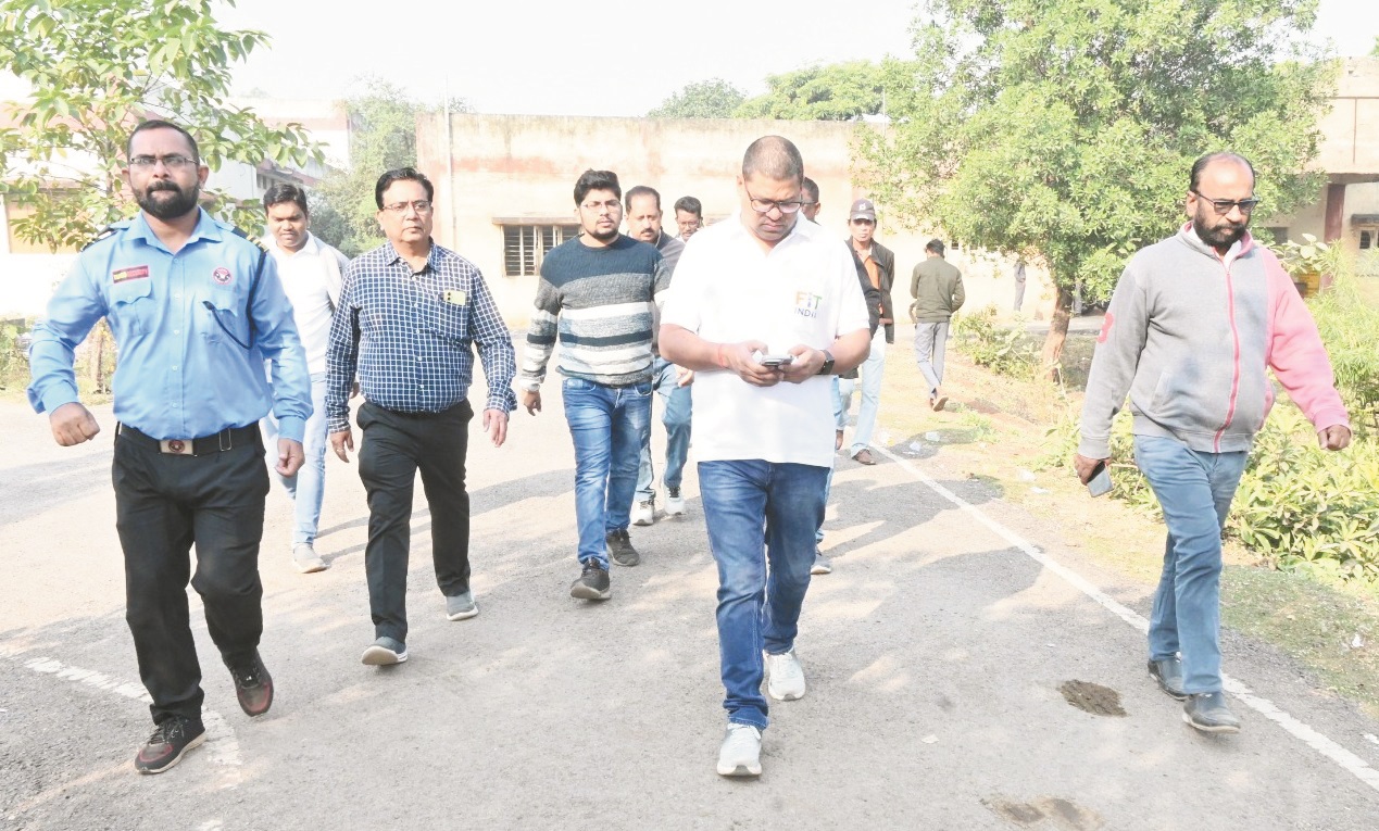 गारमेंट फैक्ट्री निर्माण कार्य शीघ्र्र तैयार कर चालू करने निर्देशित