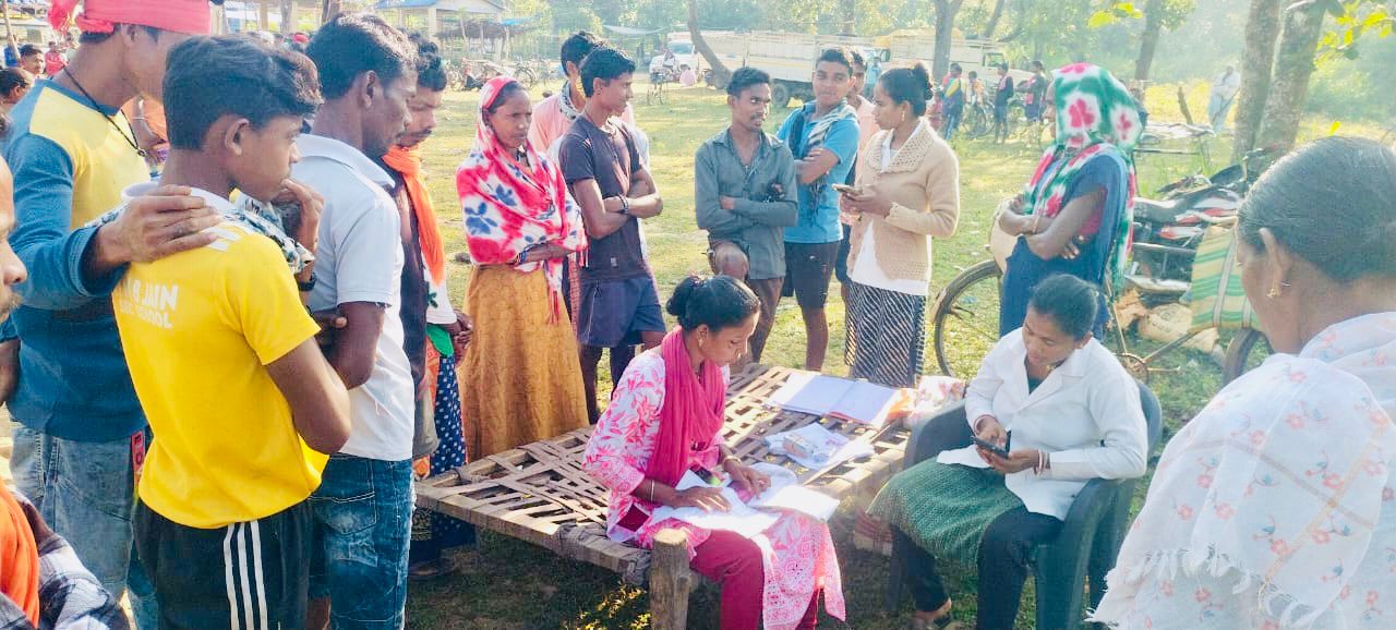 एलमागूंडा में स्वास्थ्य सेवाओं को मिली गति, हाट-बाज़ार क्लिनिक में  बने 84 आयुष्मान कार्ड 