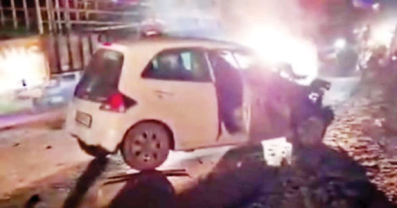 ट्रक से टकराई कार,चालक जख्मी