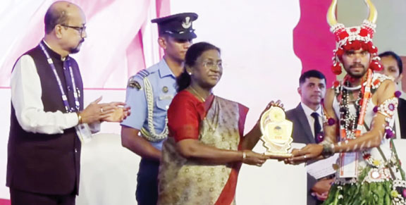  शहीद वीर नारायण सिंह स्मृति लोक कला महोत्सव में लिंगों घोटुल मांदरी नाचा दल प्रथम