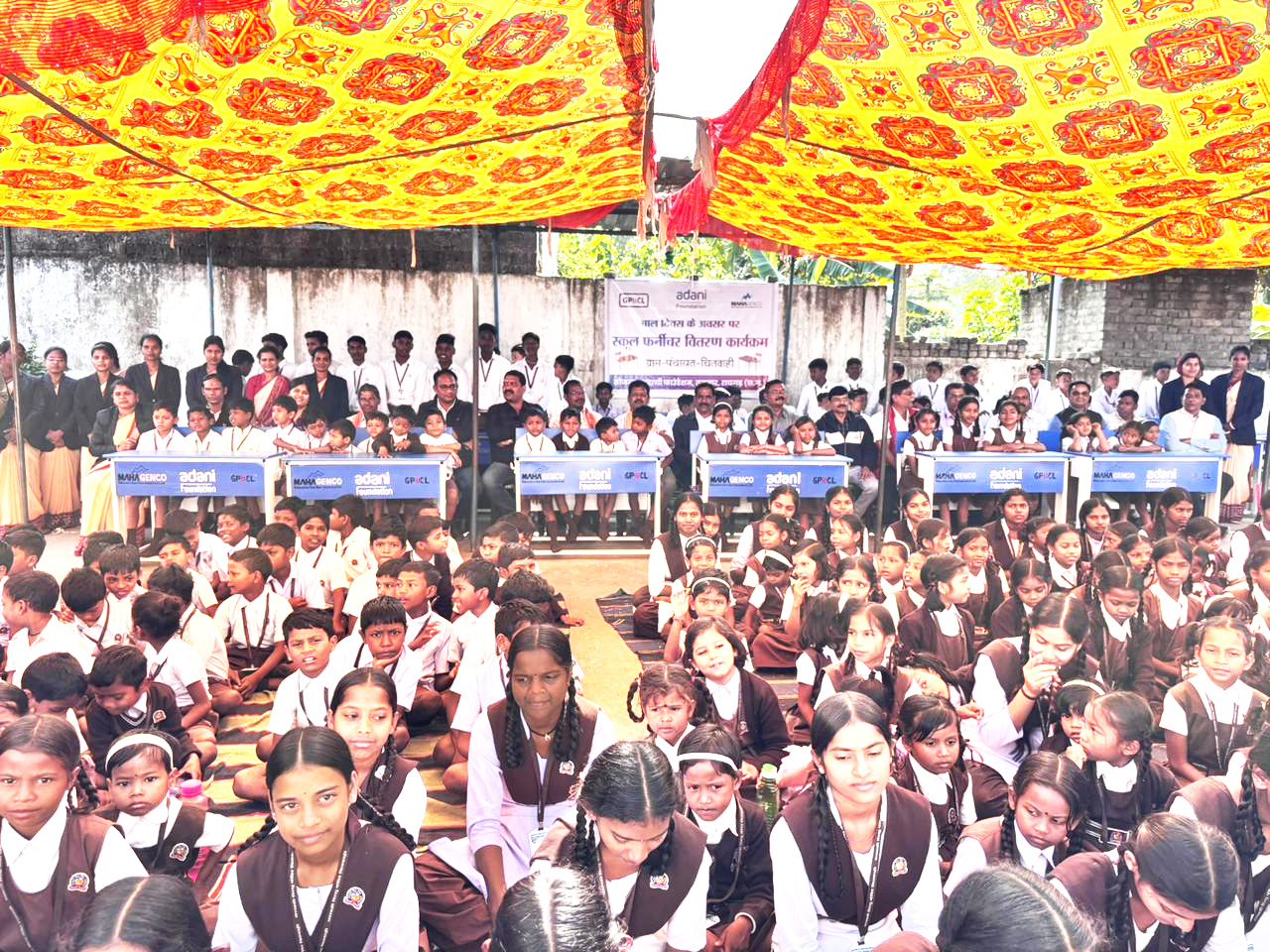 बाल दिवस पर अदाणी फाउंडेशन ने स्कूल को दिए फर्नीचर