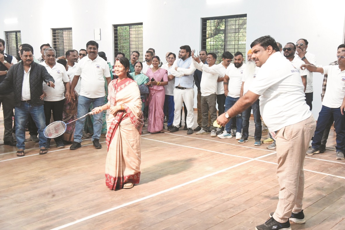 स्कूल शिक्षा मंत्री ने किया इंडोर बैडमिंटन कोर्ट का लोकार्पण