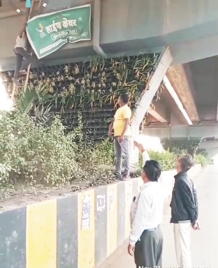 सुपेला क्षेत्र में ओवर ब्रिज पिलर्स से हटाए गए विज्ञापन