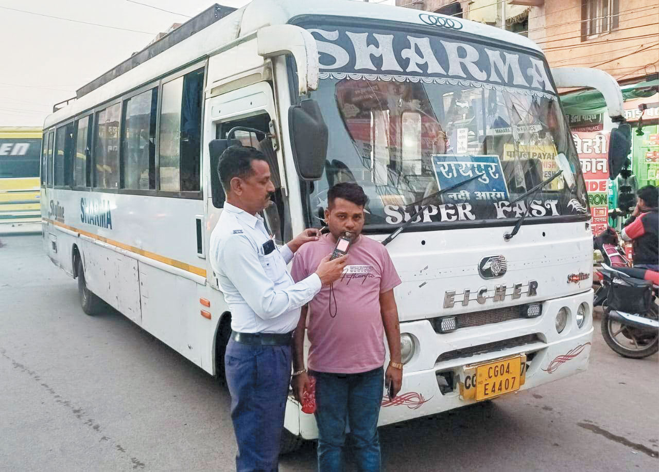 शराब पीकर बस चला रहे दो ड्राइवर पकड़े गए, बसें जब्त