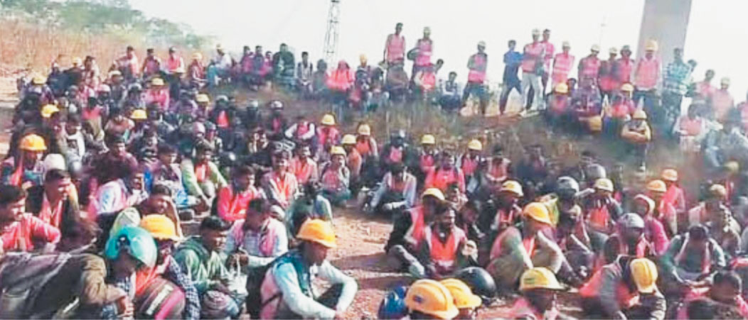 अल्ट्राटेक सीमेंट संयंत्र कुकुरदी में मजदूरों का विरोध-प्रदर्शन