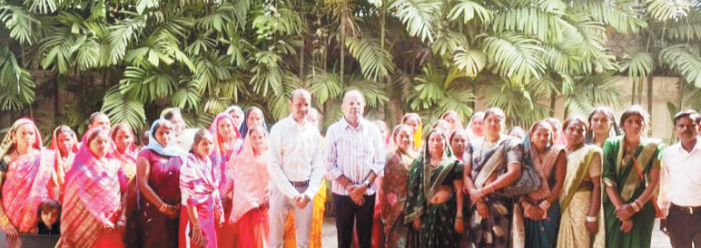 हथकरघा बुनकर प्रशिक्षण की मांग, विधायक से मिली महिलाएं