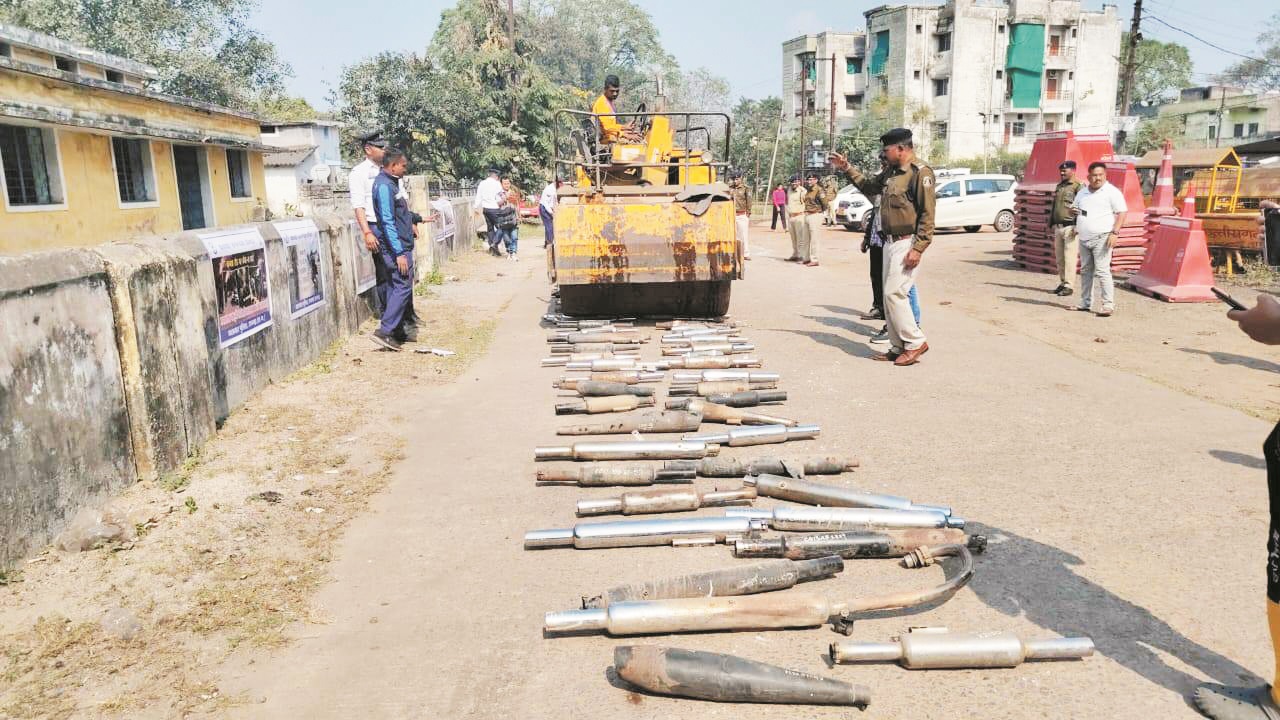 पुलिस ने रोड रोलर से नष्ट कराए 200 मॉडिफाई साइलेंसर