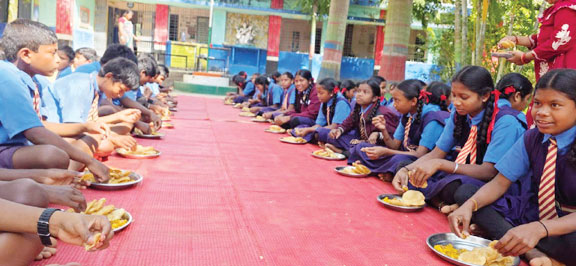  स्कूल के बच्चों के जन्मदिन पर मड़ानार में न्योता भोज