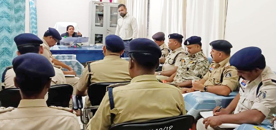 लोक अदालत को सफल बनाने थाना प्रभारियों की ली बैठक