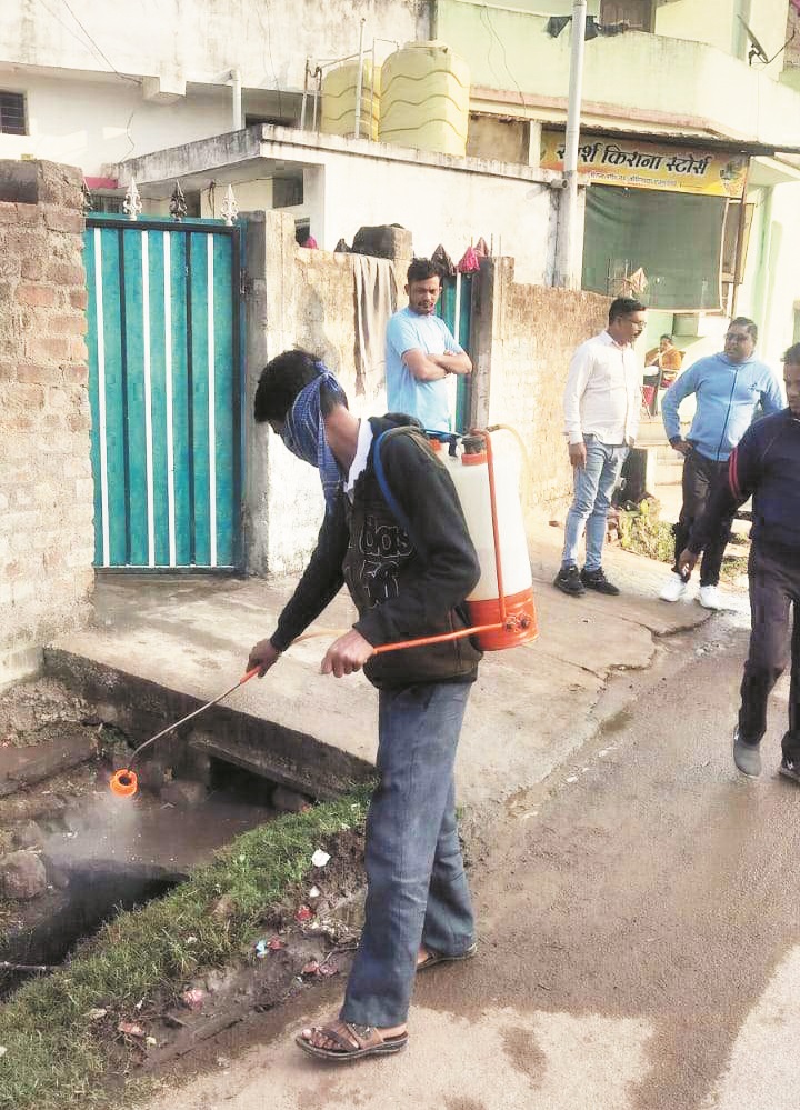 कौरिनभाठा में संक्रामक बीमारी की शिकायत, महापौर ने किया निरीक्षण