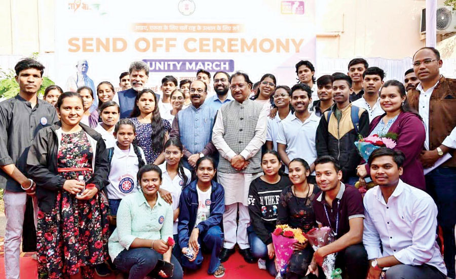 यूनिटी मार्च के लिए 68 युवा गुजरात रवाना