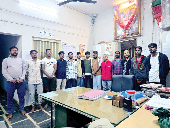 घरों में सो रहे 37 स्थाई वारंटी, शराब गांजा नशीले टैबलेट के तस्कर गिरफ्तार