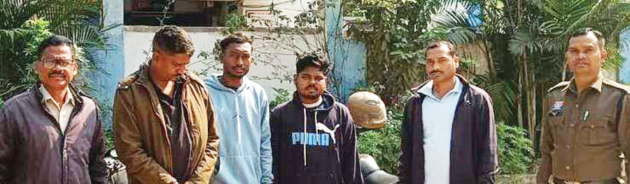  3 स्थाई वारंट गिरफ्तार