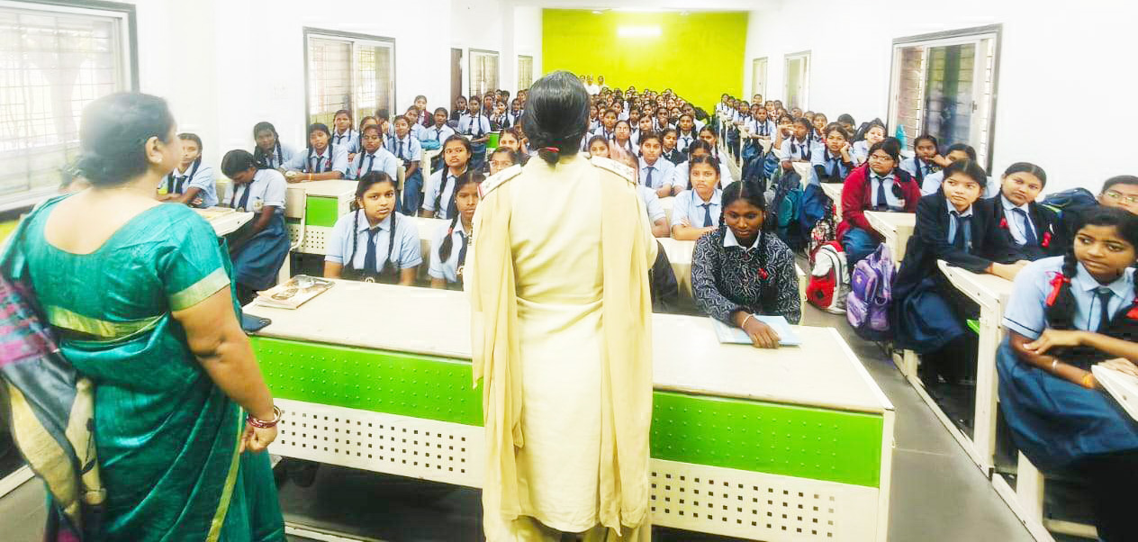 200 छात्राओं ने पढ़ा साइबर अपराध व यातायात नियमों का पाठ