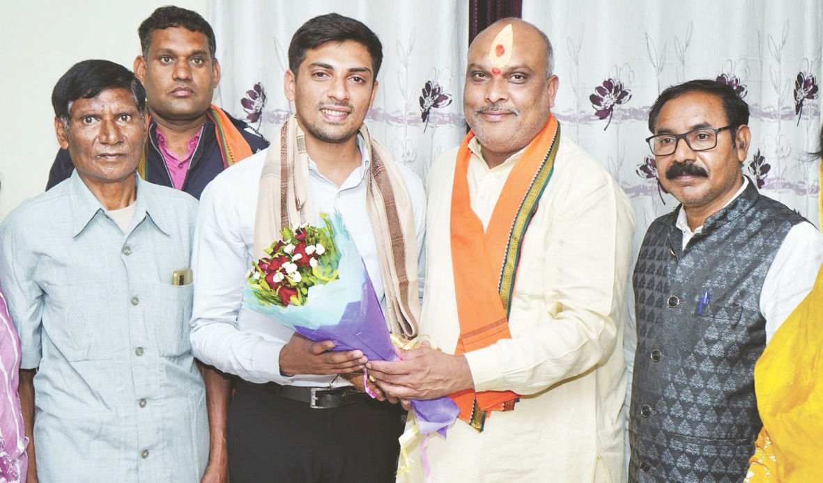 ग्रामीण विधायक ललित ने देवेश साहू का किया सम्मान