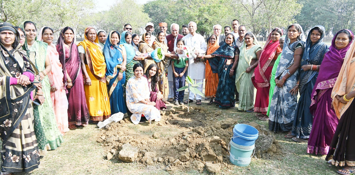 पूर्व मेयर ने 85 वर्ष की आयु पूर्ण करने पर रोपित किए 85 पौधे