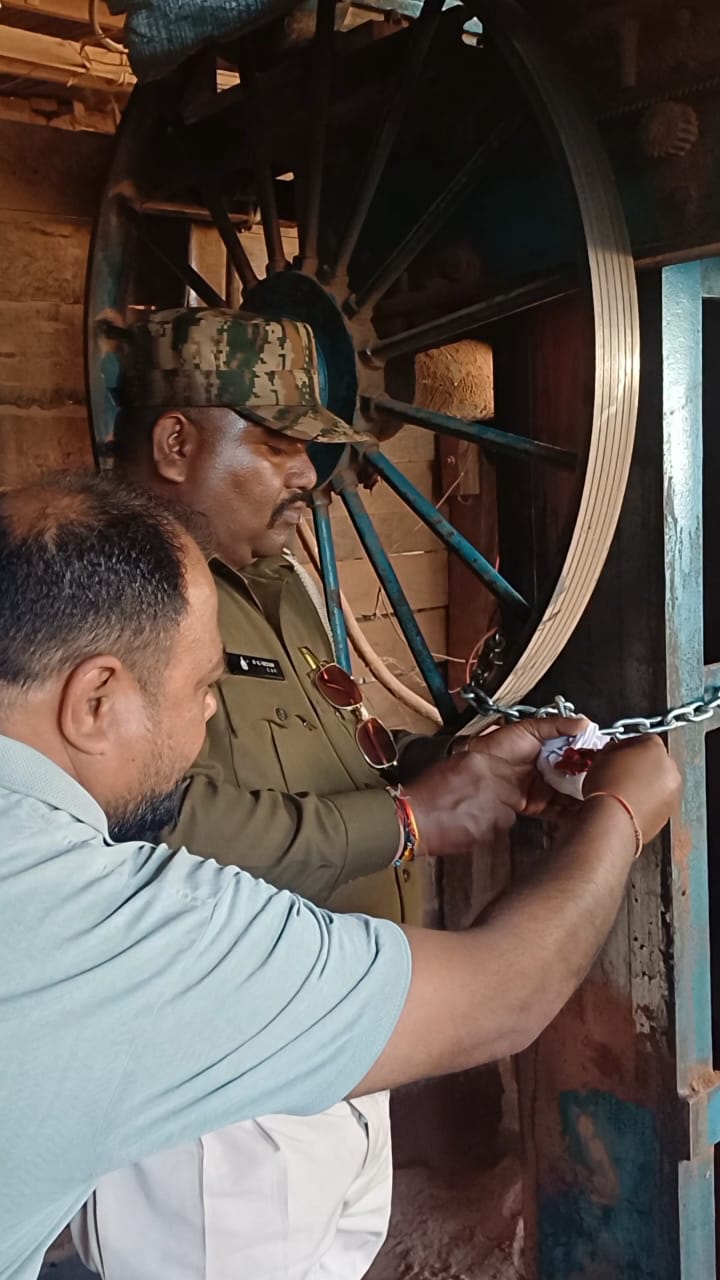 दो अवैध रूप से संचालित सॉ मिल सील