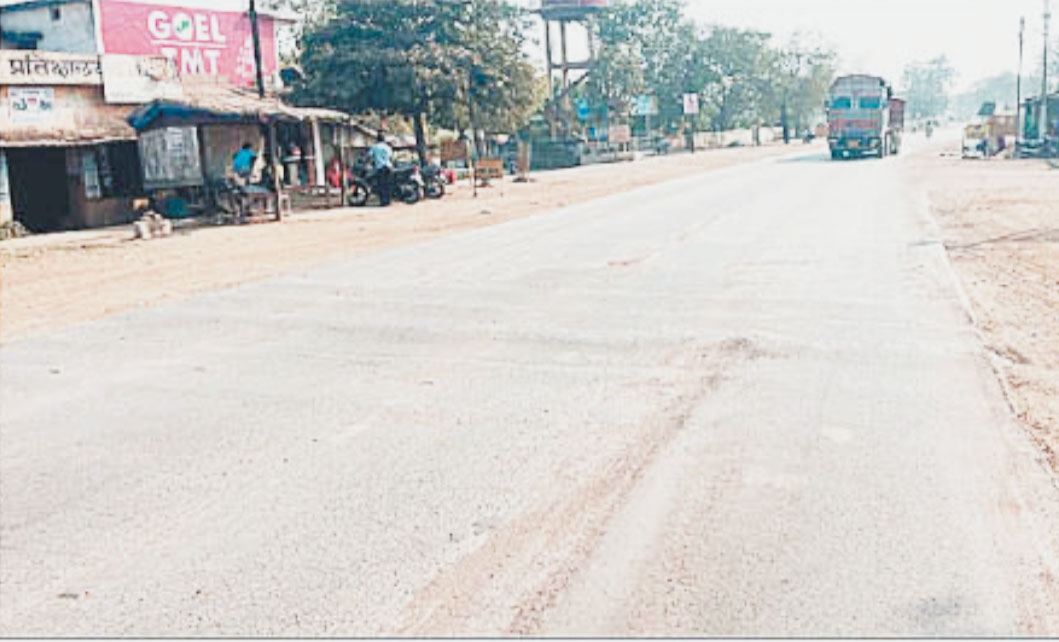 खबर का असर:  बिना मापदण्ड बनाए गए स्पीड ब्रेकर का पैचवर्क शुरू