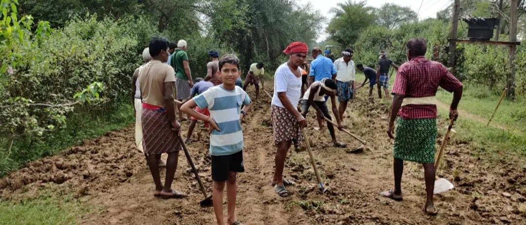 ग्रामीणों और युवाओं ने श्रमदान कर  कच्ची सडक़ को चलने लायक बनाया