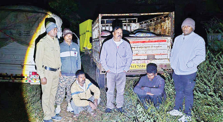 पिकअप से 25 बोरी धान जब्त