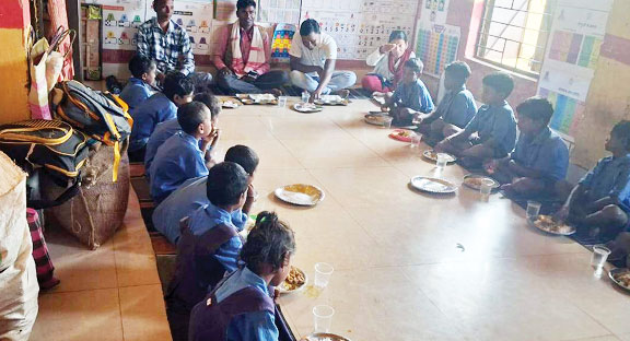 स्कूल में न्योता भोज, सरपंच ने बच्चों को बांटे कॉपी-पेन