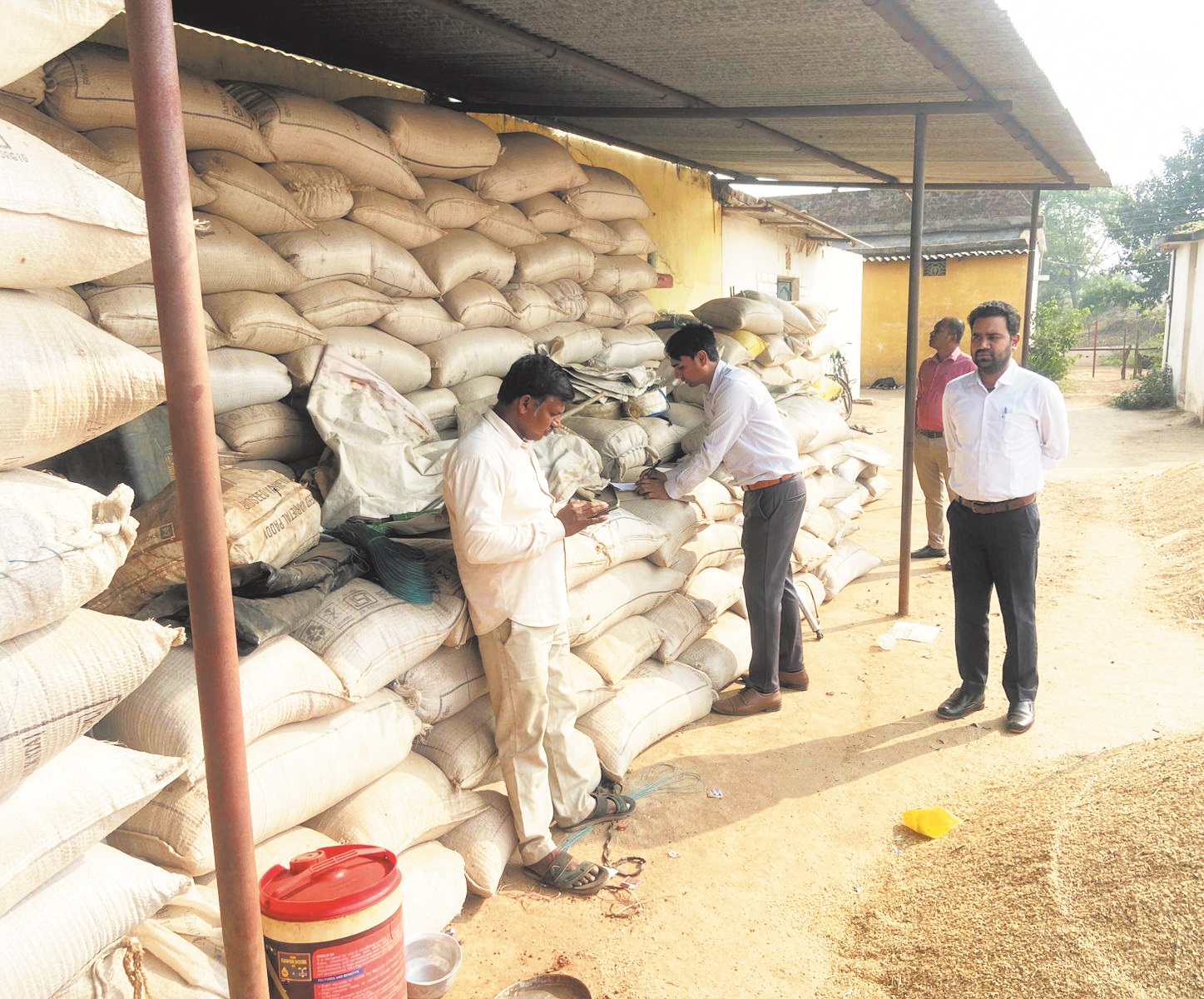 नांदगांव में एक दिन में 13 प्रकरणों में 92 लाख का 2996 क्विंटल अवैध धान जब्त