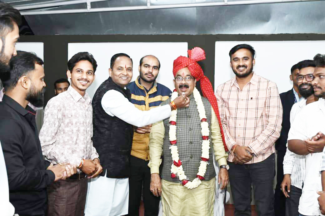 साव को गगन आईच ने साथियों संग दी जन्मदिन की बधाई