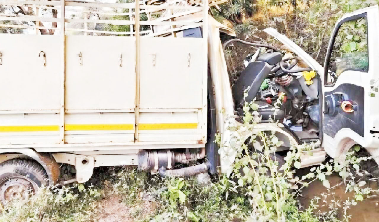 मालवाहक की टक्कर, 3 की मौत, दो घायल