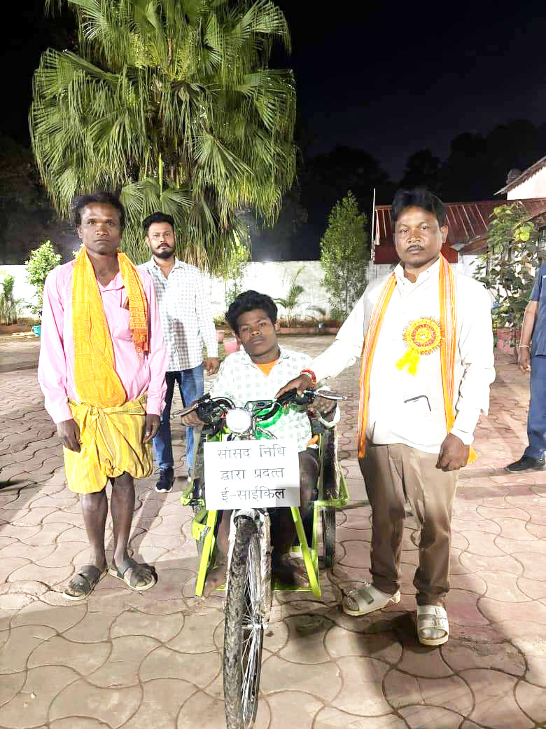 बस्तर सांसद ने दिव्यांगों को  दिए आत्मनिर्भरता के पंख