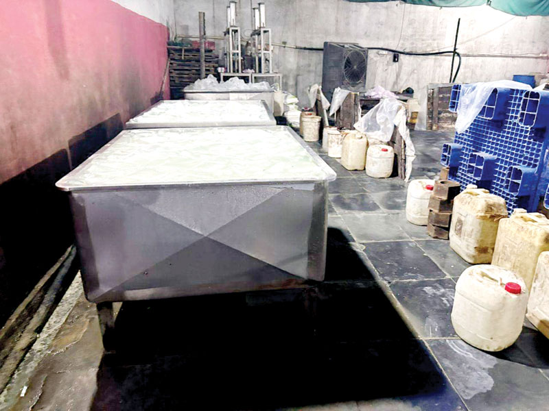 नकली पनीर फैक्ट्री में छापा, पूरा परिसर गंदगी से सराबोर