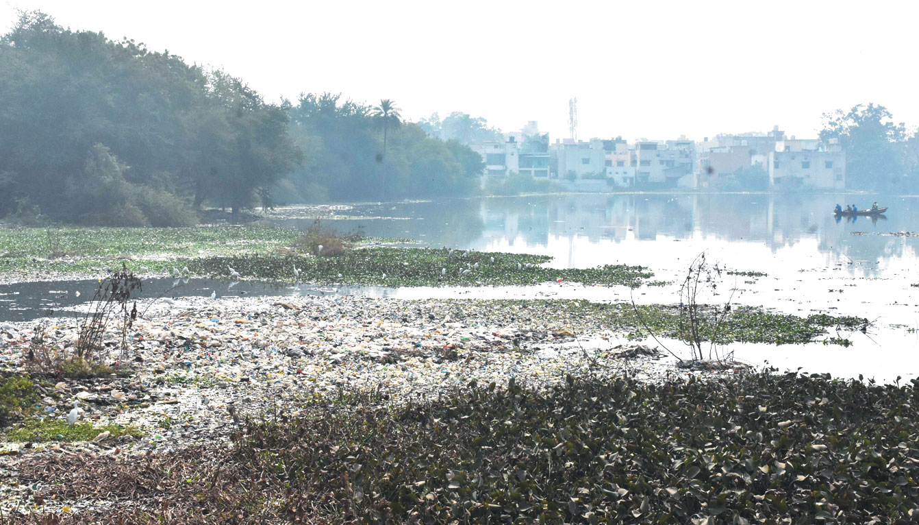 तालाब किनारे हो रहे निर्माण पर वेटलैंड प्राधिकरण ने निगम आयुक्त को तलब किया