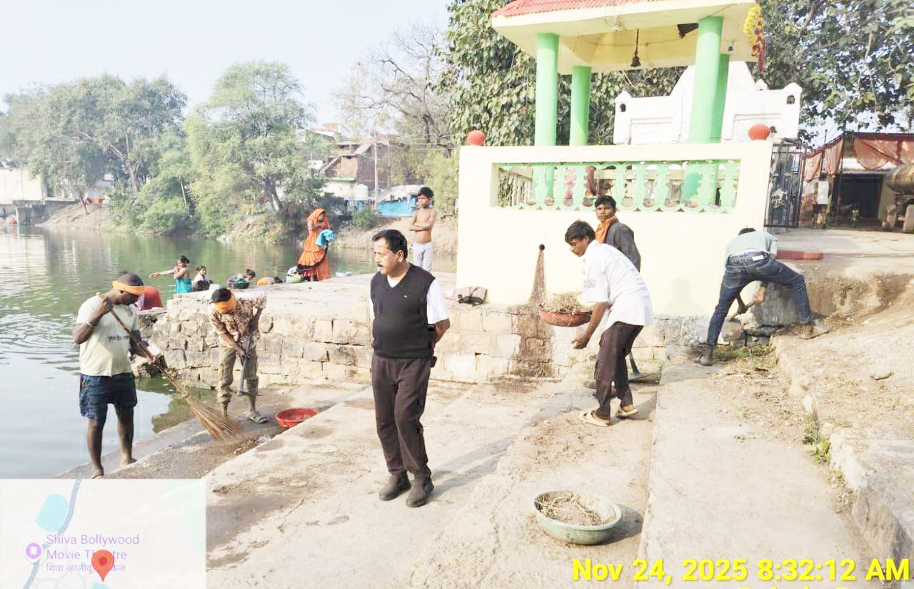 नपाध्यक्ष व पार्षदों ने श्रमदान कर देवरहा तालाब की सफाई की