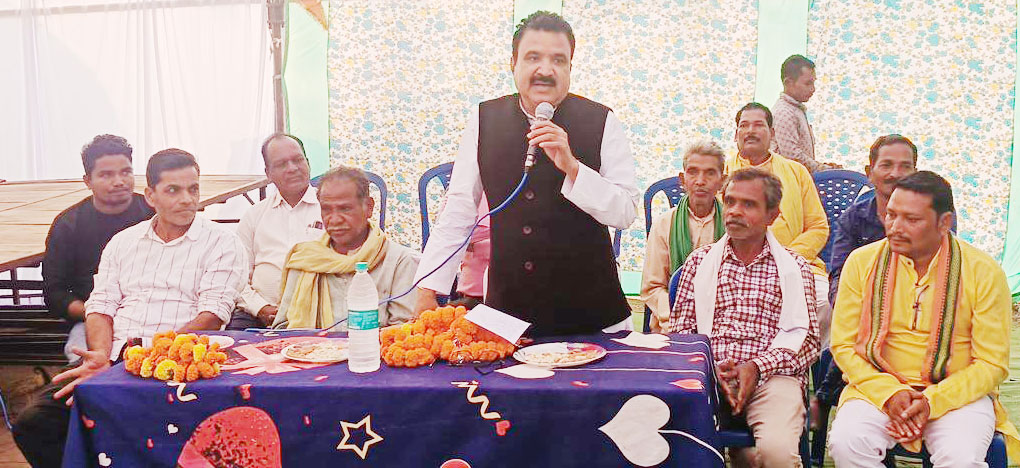 गड़बेड़ा में चक्र पूजा में शामिल हुए विधायक द्वारिकाधीश, शिक्षा पर जोर