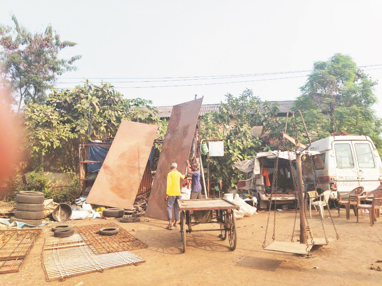 गंज चौक की कबाड़ी दुकान को निगम ने हटाया