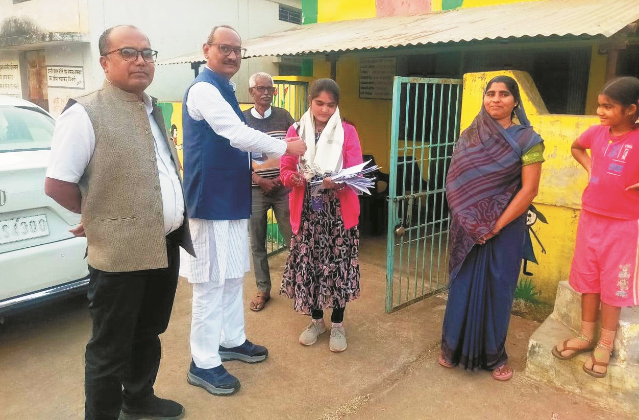 कांग्रेस के प्रदेश महामंत्री ने किया बीएलओ का सम्मान