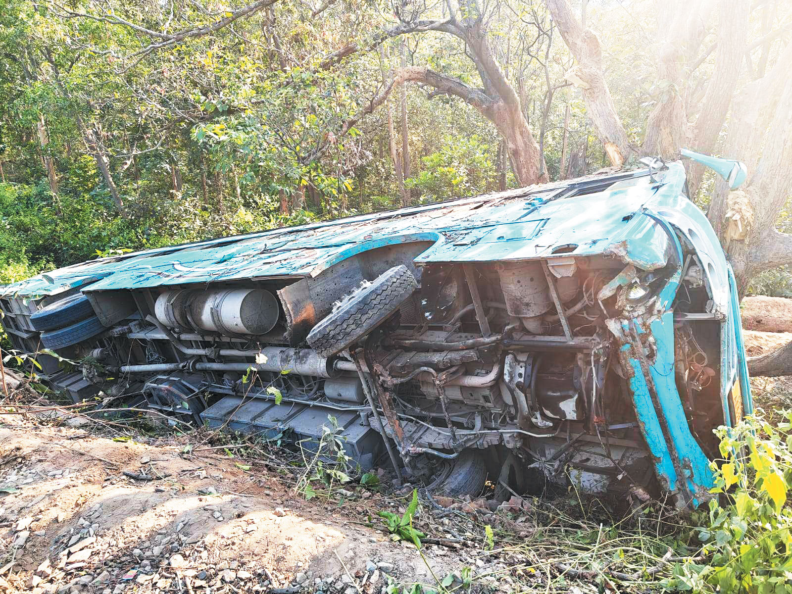 बेकाबू बस पलटी, 8 घायल, रायगढ़ से झारखंड जा रही थी