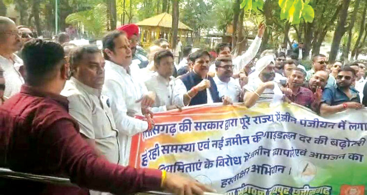 गाइड लाइन दरों के विरोध में कलेक्टोरेट में प्रदर्शन