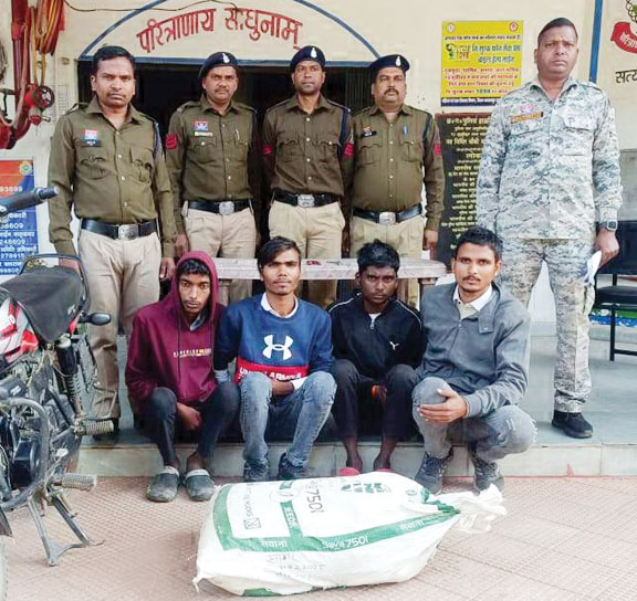 दुकान में चोरी के पांच आरोपी गिरफ्तार