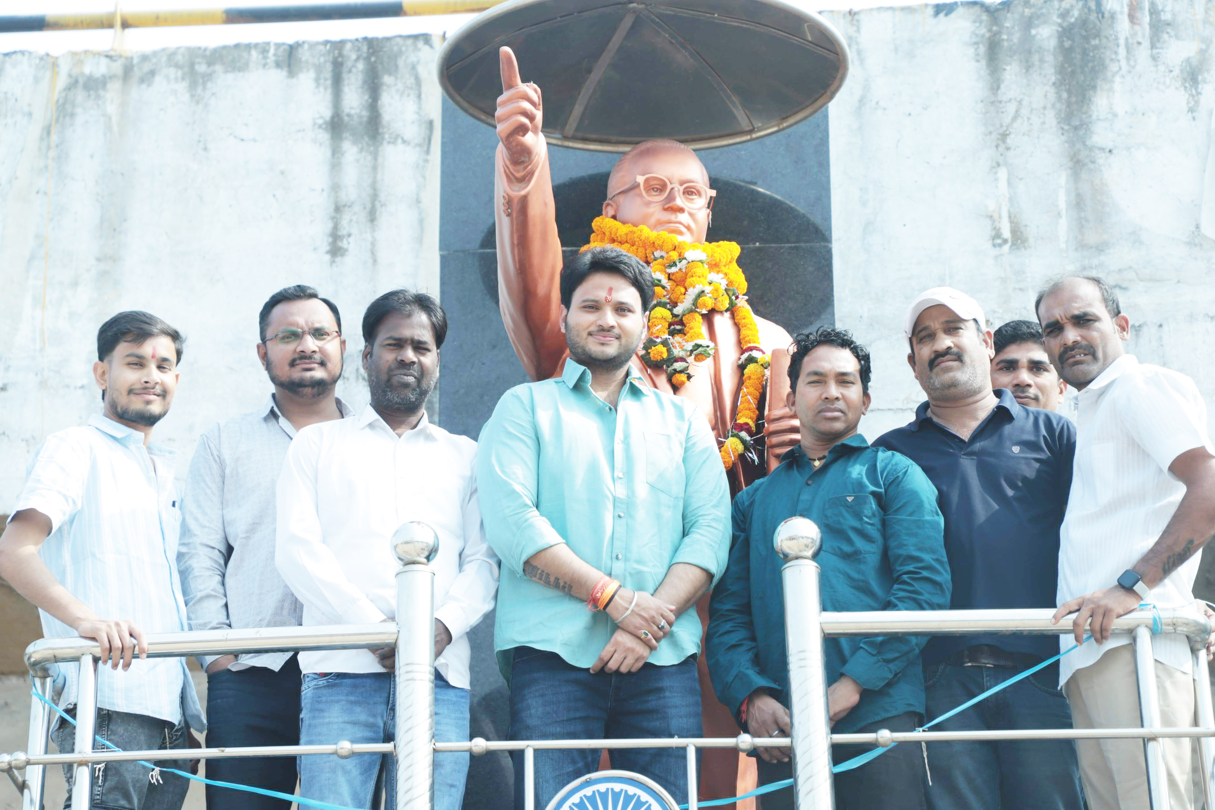 अंबेडकर की प्रतिमा पर माल्यार्पण