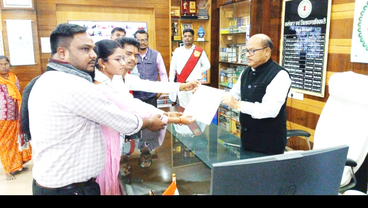 10 दिन की सेवा के बाद कार्यमुक्ति से नाराज युवा, कलेक्टर कार्यालय में जताया विरोध