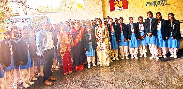 कन्या शाला की छात्राओं  ने किया शैक्षणिक भ्रमण